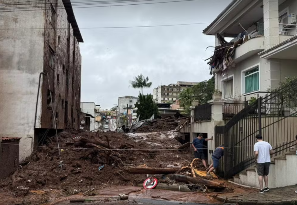 Chuva deixa 29 mortos e milhares de desabrigados em Juiz de Fora e Ubá; 39 estão desaparecidos