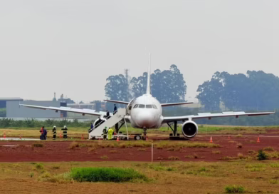 AVIÃO DA LATAM COM 151 PESSOAS A BORDO SAI DA PISTA DURANTE POUSO E FICA ATOLADO NA LAMA NO PARANÁ