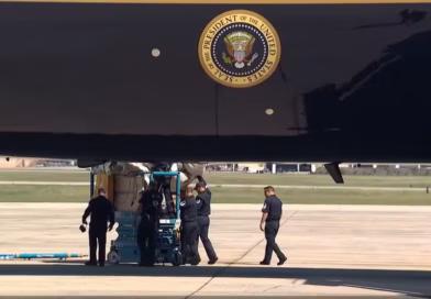 INSPEÇÃO NO NOVO AIR FORCE ONE ATRASA DECOLAGEM DE TRUMP; ESCORREGADOR DE EMERGÊNCIA É ACIONADO ANTES DE DECOLAGEM